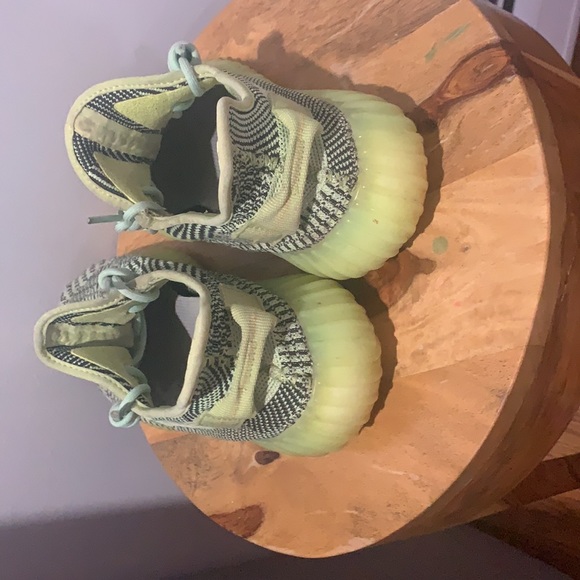 Yeezy 350 - Picture 3 of 4